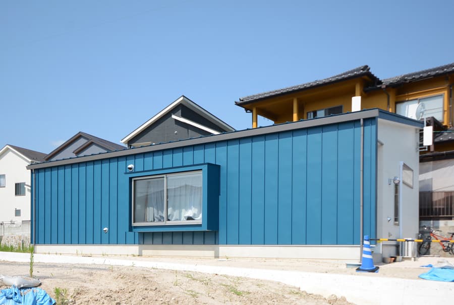 ブルーのガルバリウム鋼板の壁