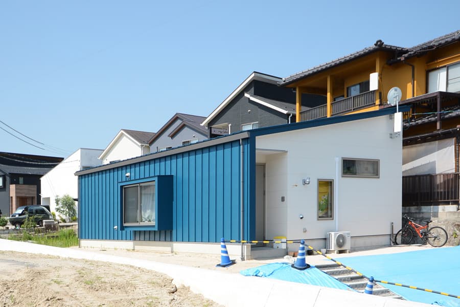 ガルバリウム鋼板が壁から屋根に繋がる