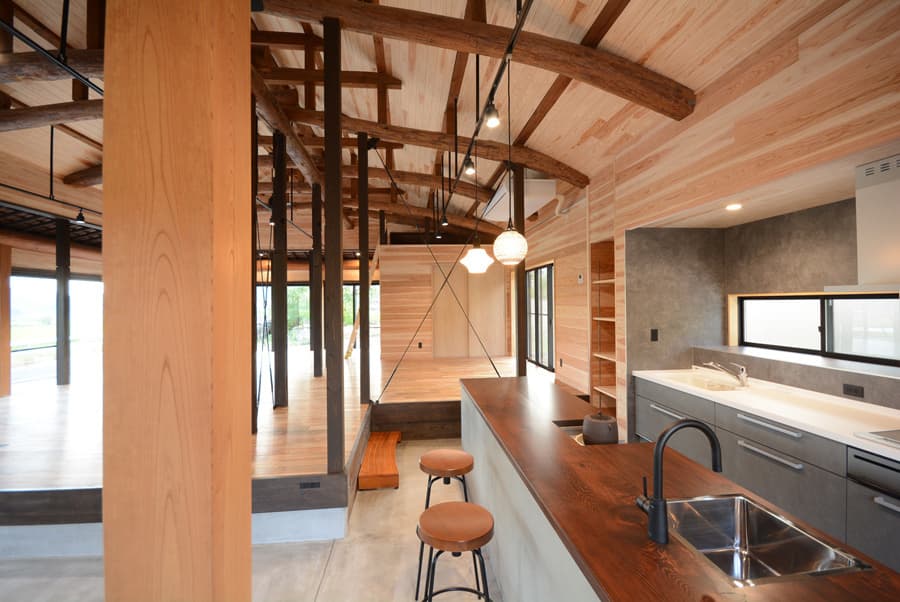 キッチンから見る