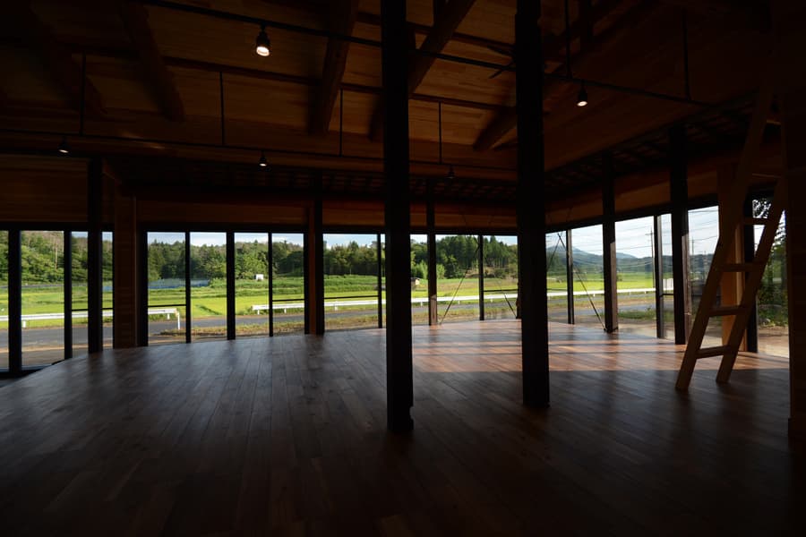 内部から外を見る