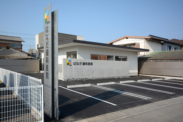 サイン越しに見る