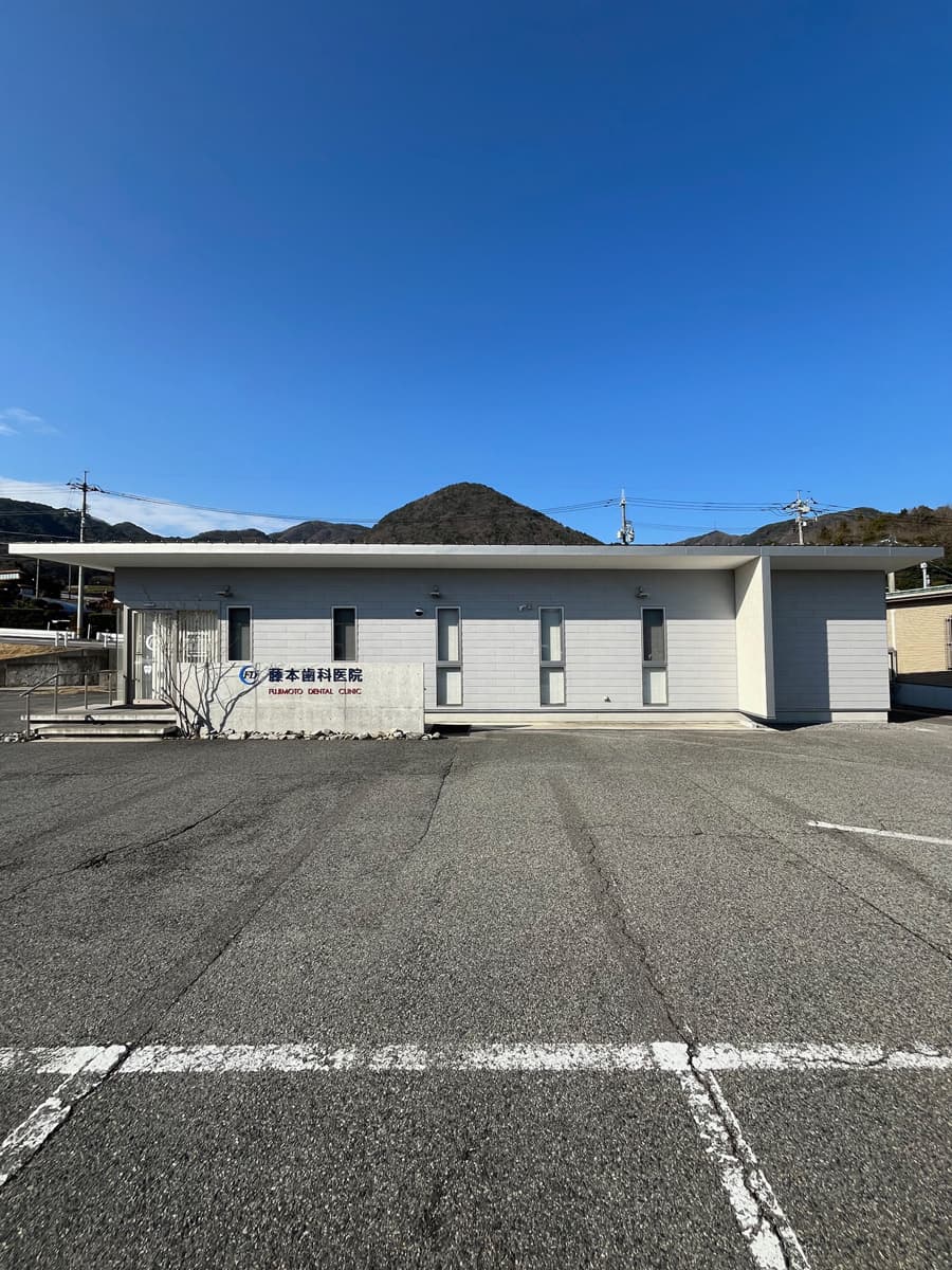 深い軒先が象徴的な外観