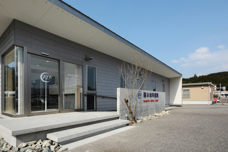 深い軒先が象徴的な外観