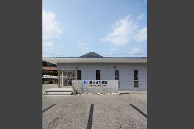 コンクート打放しのサイン壁