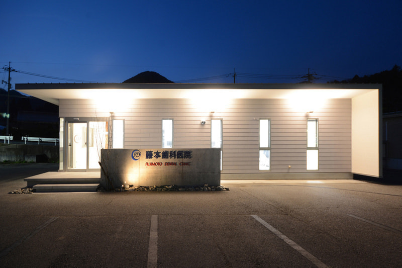 軒裏にライトアップで夜景を演出