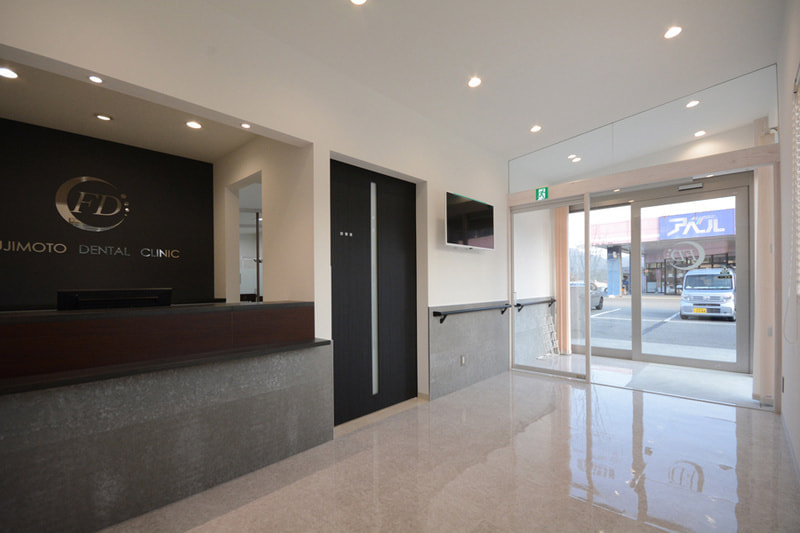 待合室から風除室を見る