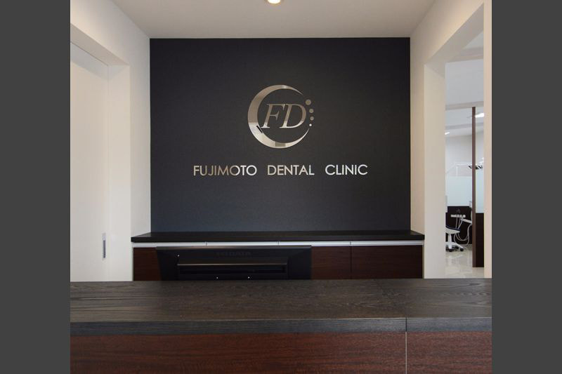 受付背後のステンレス鏡面仕上げのサイン