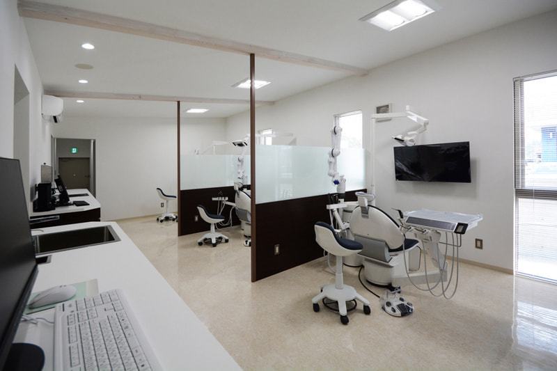 診察室：片流れ勾配の天井