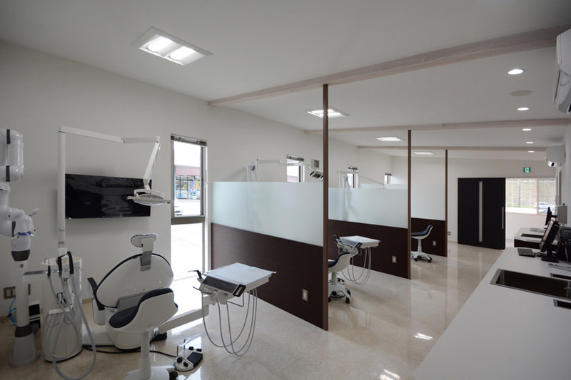 パーティーション仕切でのオープンな診察室