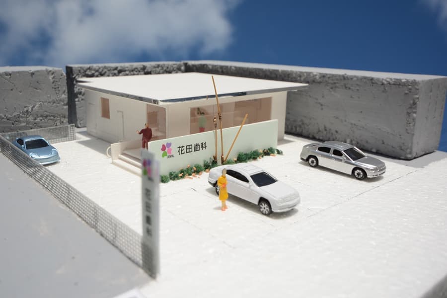 サイン越しに見る